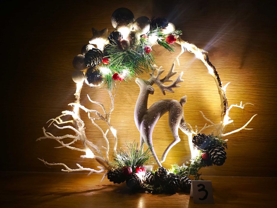 Stroik świąteczny na drewnianej obręczy, LED, średnica 20 cm