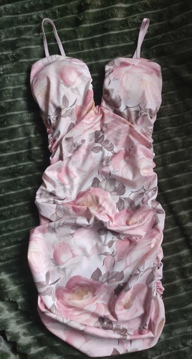 Sukienka V róże marszczenia S-małe L Made in Italy