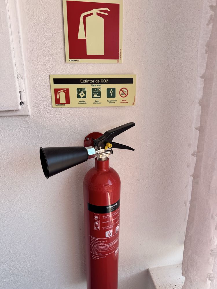 Extintor com placas de sinalização