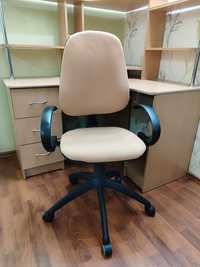 Офісний стілець бежевого кольору