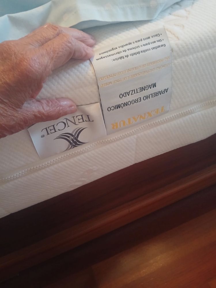 Cama + mesinha cabeceira + colchao massagens
