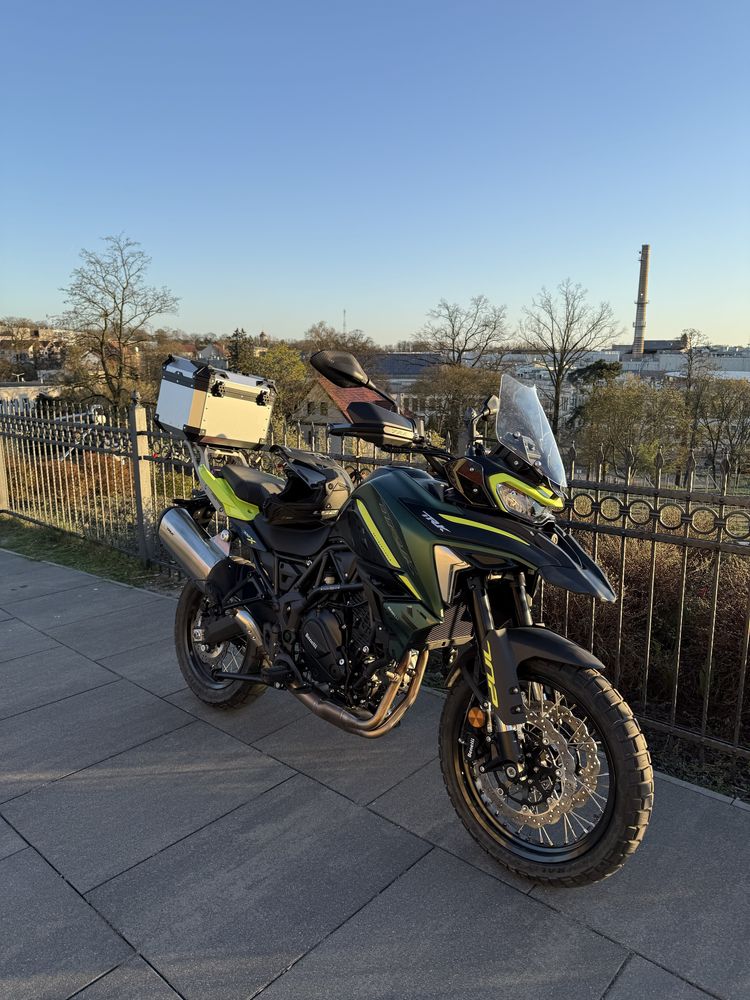 Benelli TRK 702x 800km  salon