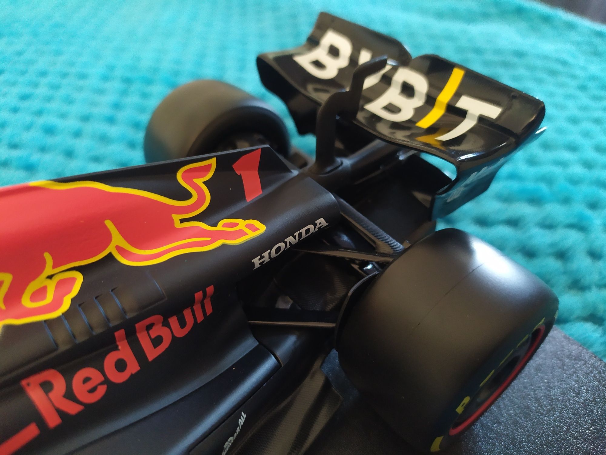 Model bolid F1 Red Bull 1:18 Max Verstappen złoty kask NOWY na prezent