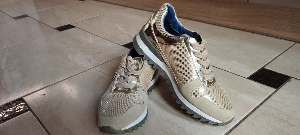 Кросівки  жіночі