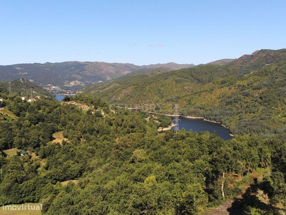 Terreno na zona do Gerês com vistas Rio