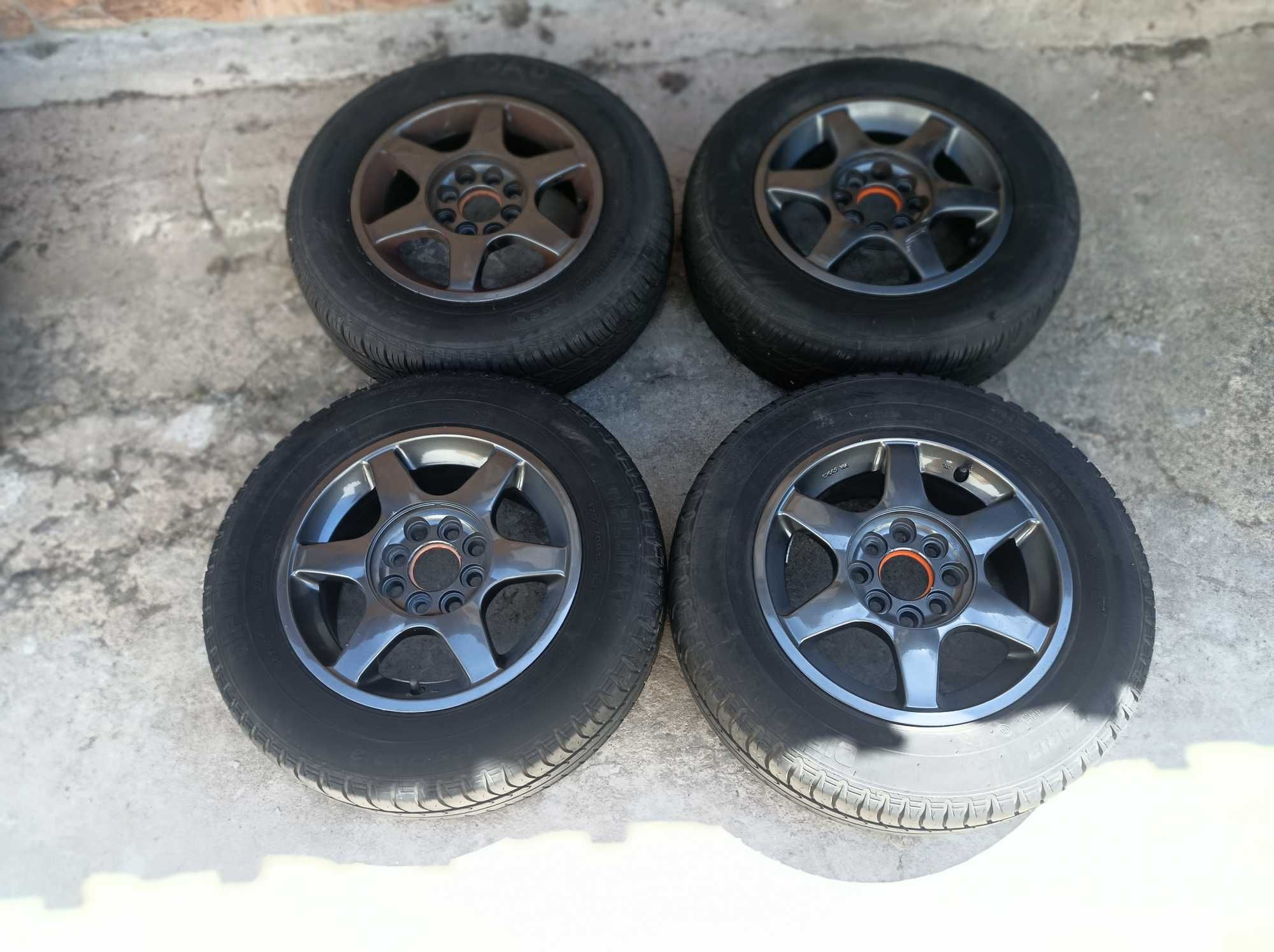 Vende-se 4 jantes cinza rato de furação 4/100 e pneus semi-novos.