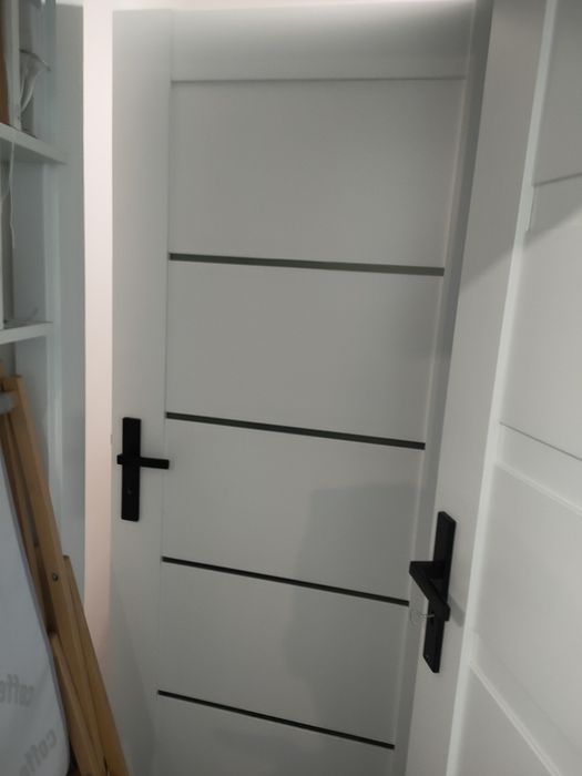 Drzwi białe prawe 80 cm wraz z ościeżnicą i klamkami.
