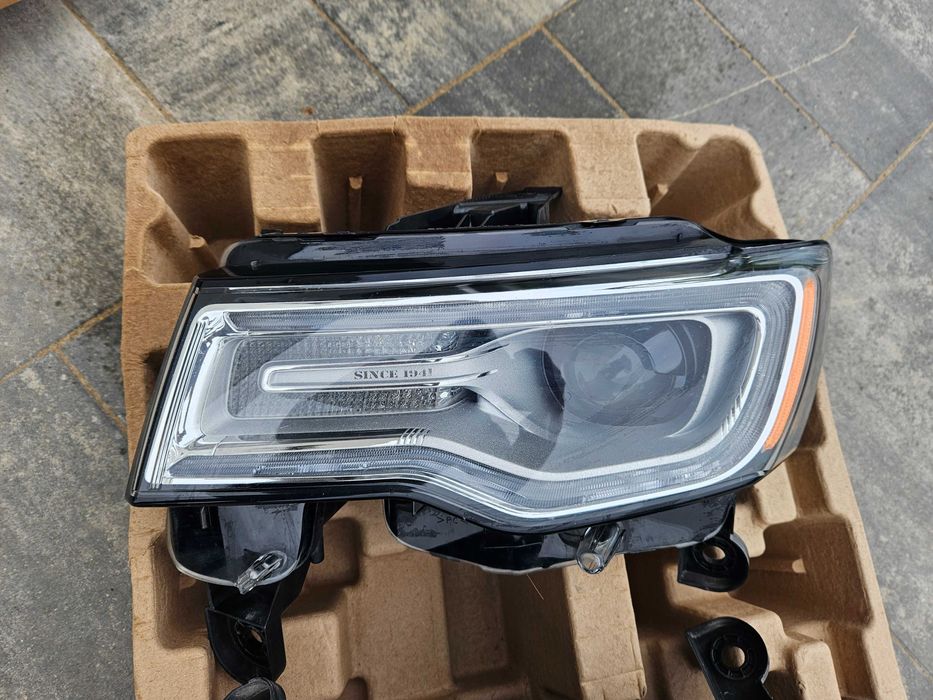 Lampy przednie reflektory Jeep Grand Cherokee WK2 2018r prawa lewa