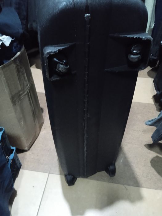 Продам большой  чемодан на 4 х колесах с накладной ручкой и на замках