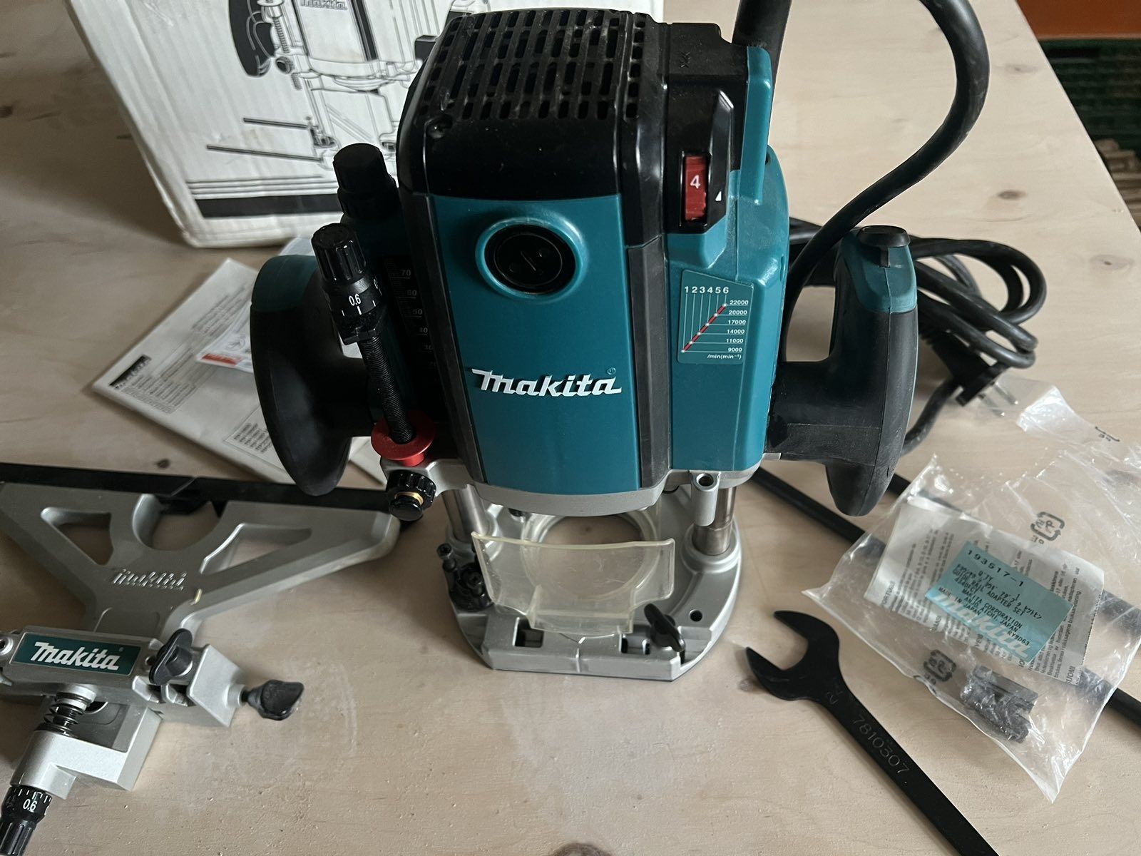 Фрезер по дереву Makita rp 2301fc.