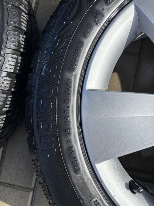 Felgi aluminiowe skoda z oponami zimowymi 185/60/15 Rapid