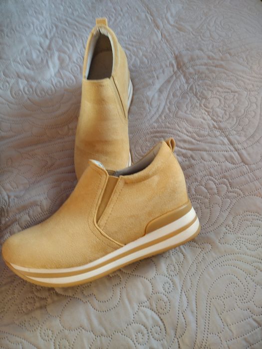 Buty damskie na podwyszszonym obcasem
