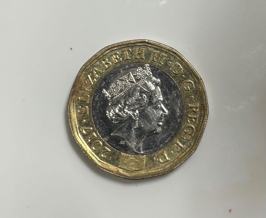 Moeda “One Pound-2017 Elizabeth II • D • G • Reg • F • D”