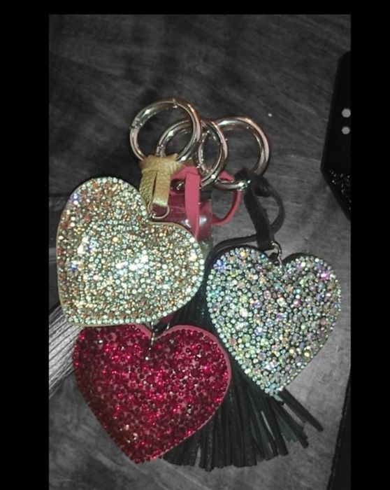 Брелок сердечко в каміньцях з кісточкою