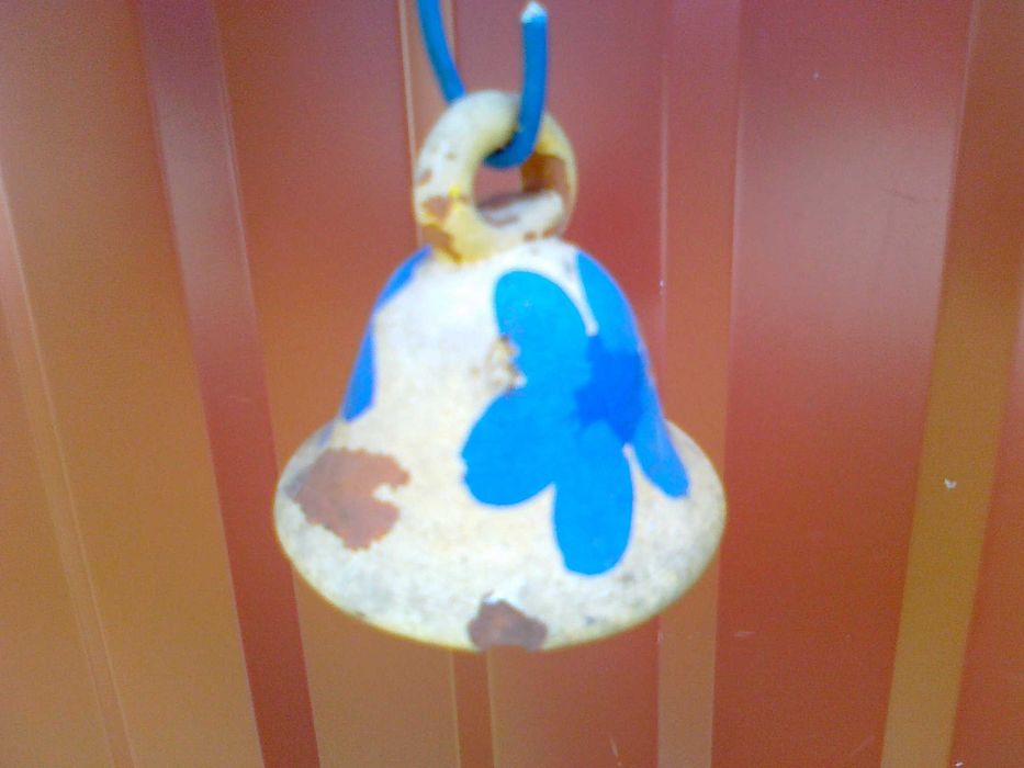 Dzwonek gliniany ceramiczny stary poobijany wyszczerbiony.