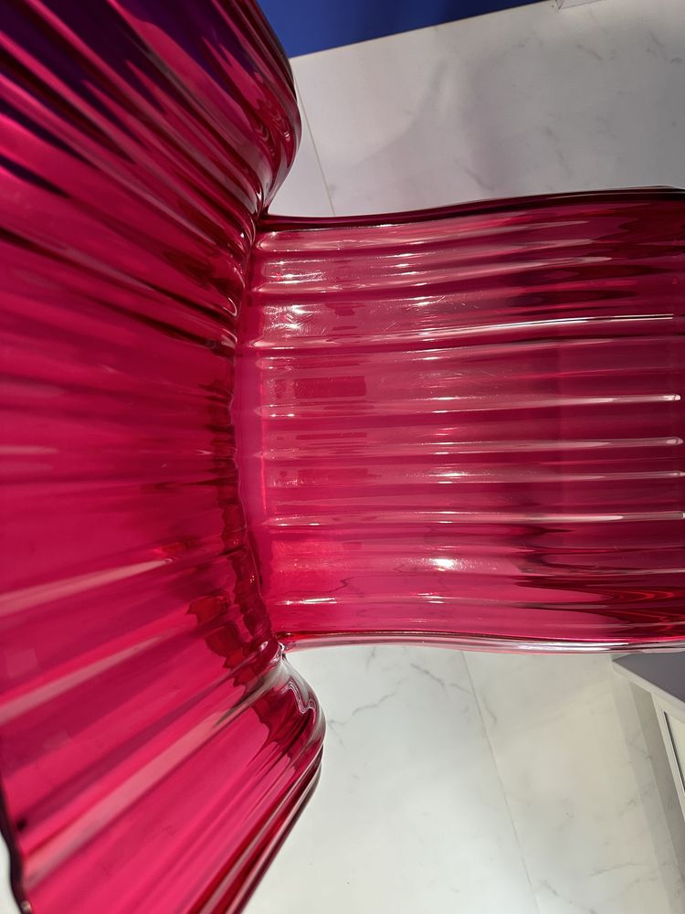 Plastikowe krzesło Kartell Frilly włoski design różowe malinowe