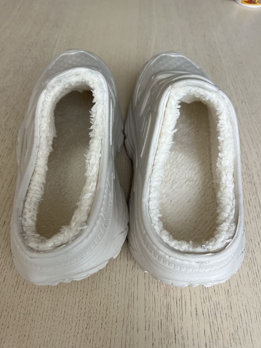 Нові гумові кросівки