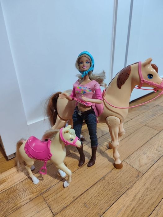 Barbie kowboj chodzący koń