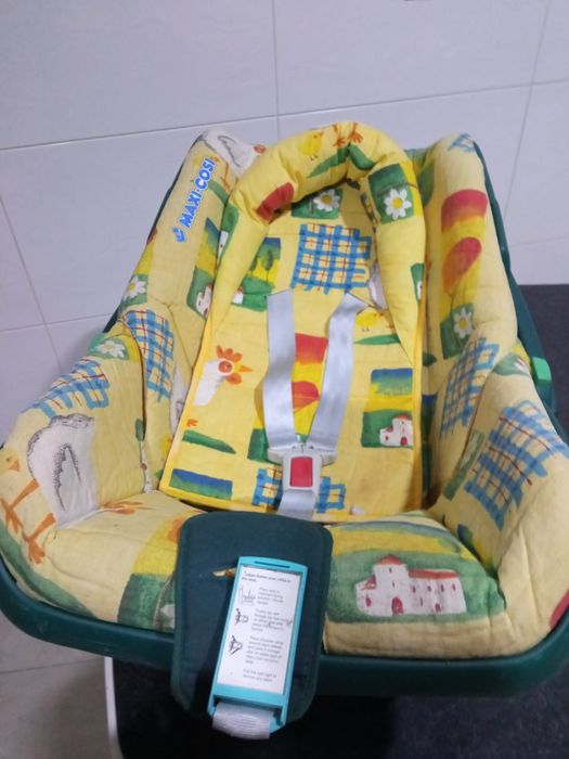 Ovo bebé MaxiCosi Plus com capa de chuva e redutor.
