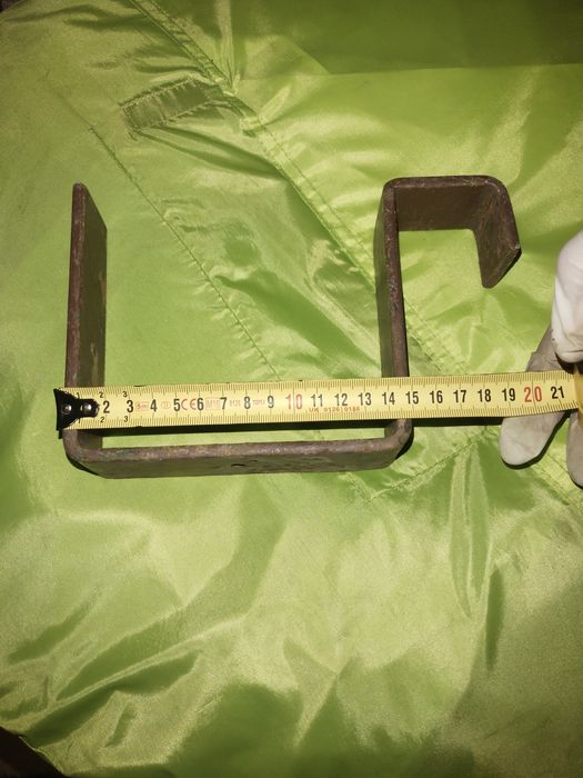 Wieszak, hak na skrzynkę balkonową.