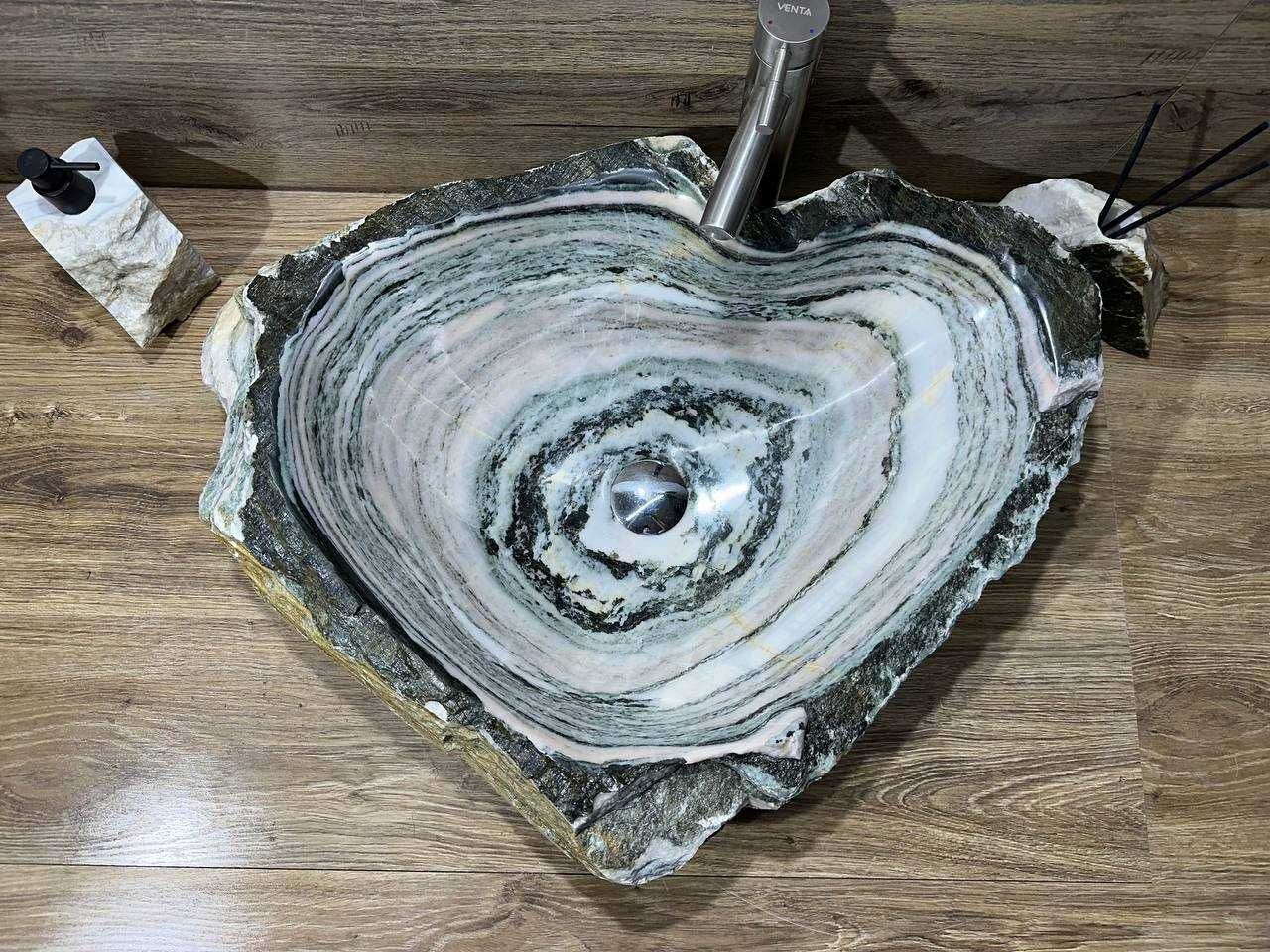 Раковина в ванную из натурального мрамора.