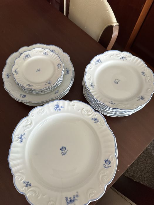 Conjunto de pratos Vista Alegre com detalhes azuis