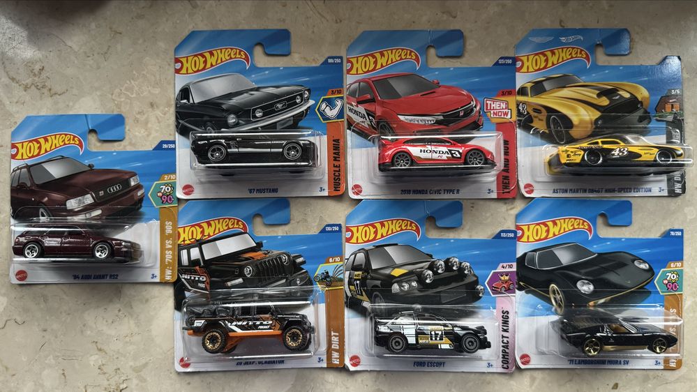 8 szt Hot Wheels Audi, Lamborghini, Mustang, Ford, Chevy