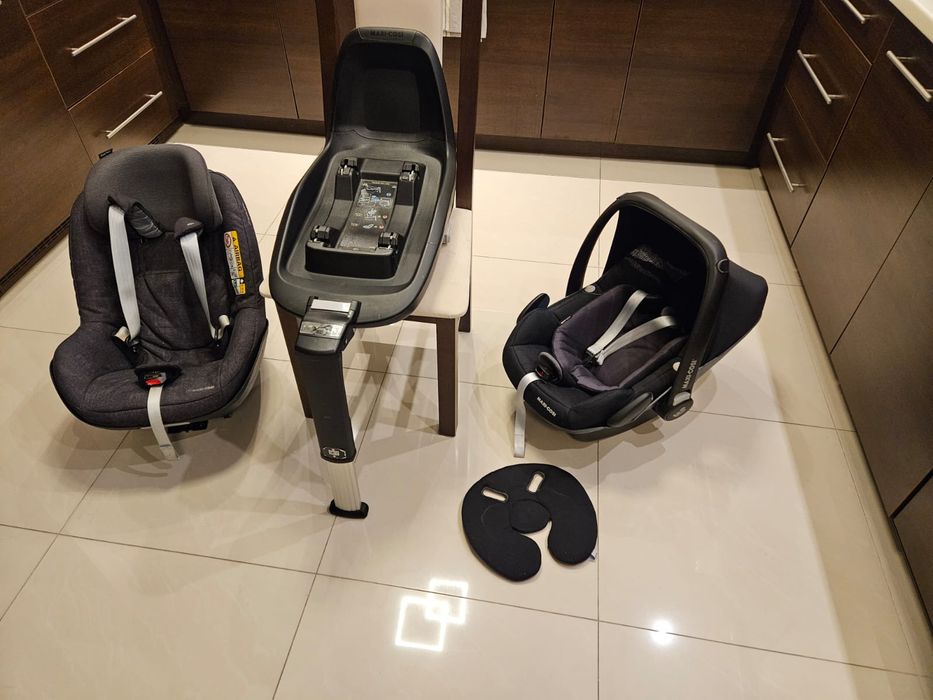 Zestaw dwa foteliki Maxi Cosi + baza