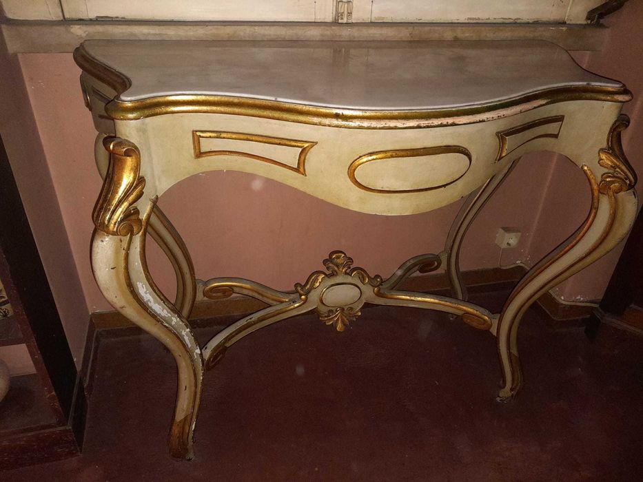 Credencia Antiga de Madeira Dourada