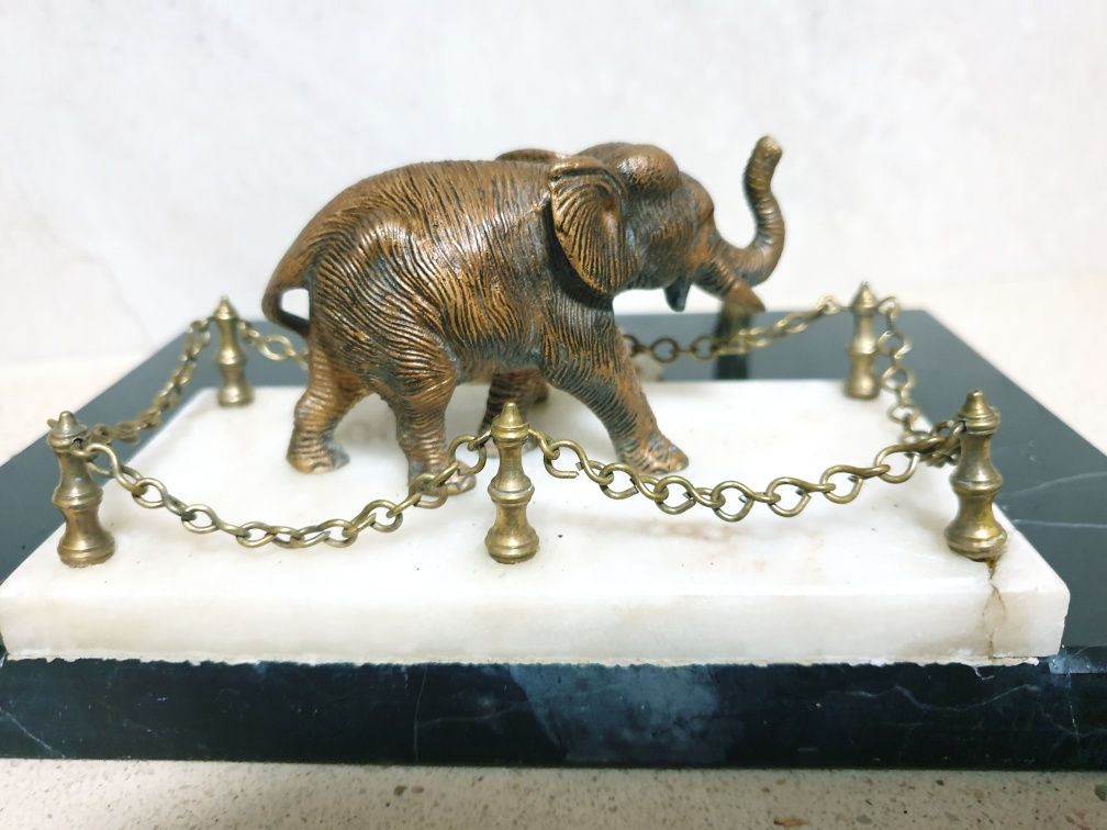 Raro fantástico antigo tinteiro figurativo com elefantes em bronze