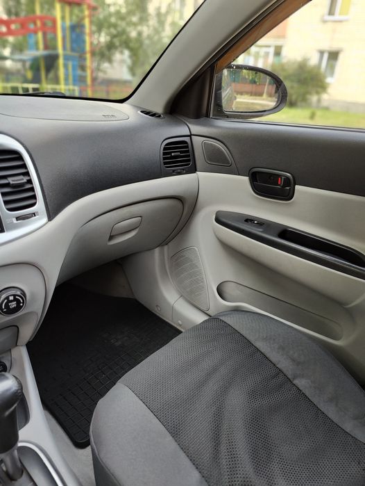 Hyundai Accent  1.6 AT