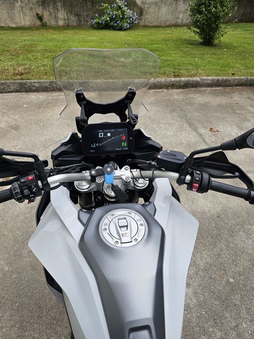 BMW F900XR Branca + pack de equipamento