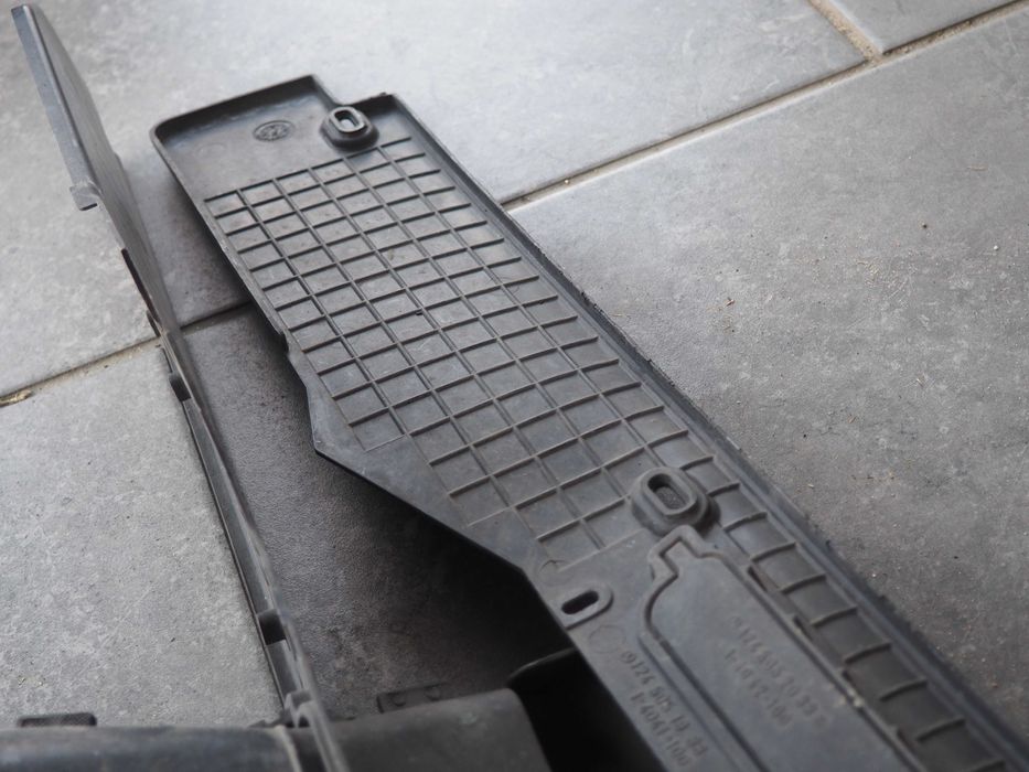 Osłona chłodnicy  + dolot mercedes W124 2,3 benzyna