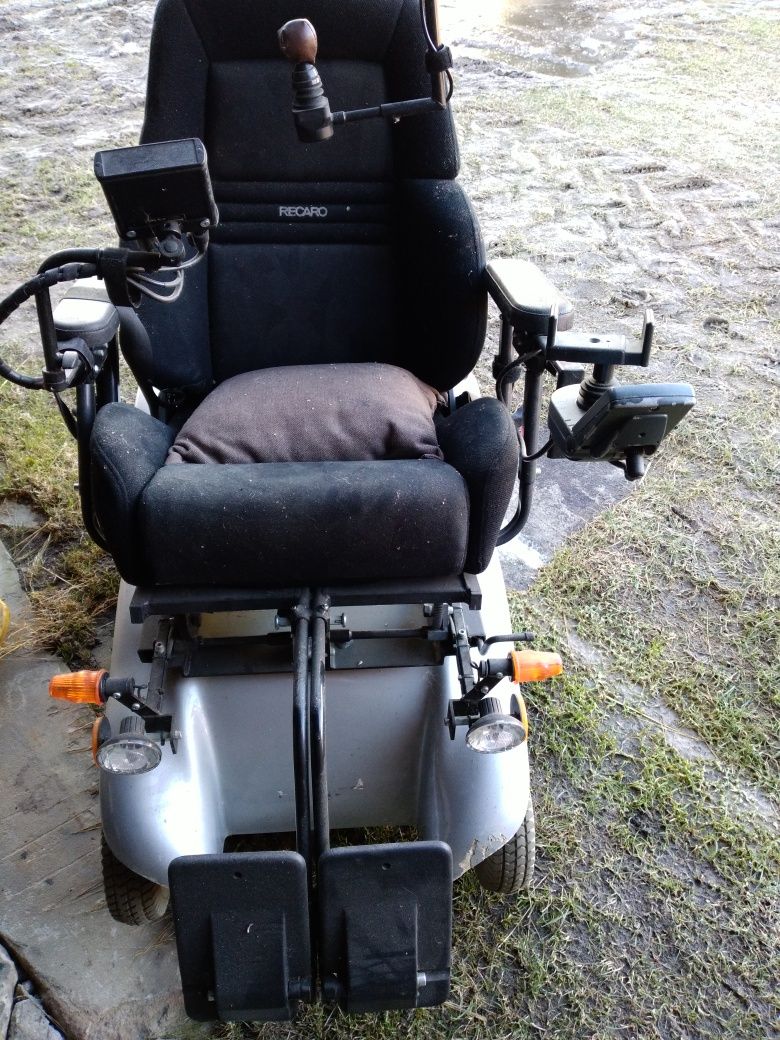 Wozek inwalidzki elektryczny sterowany broda ustami