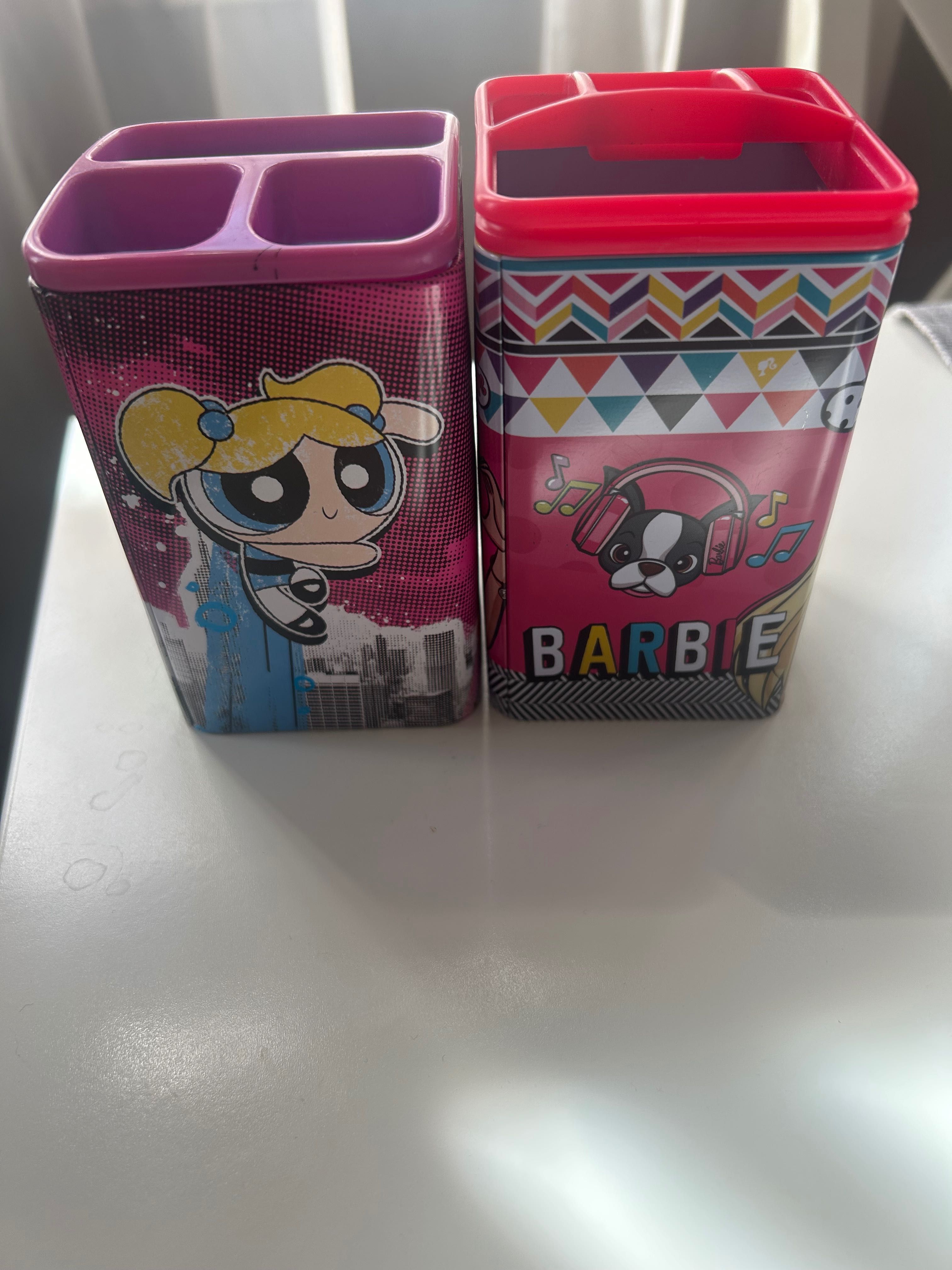 Organizery na biurko z Barbie i Atomówkami