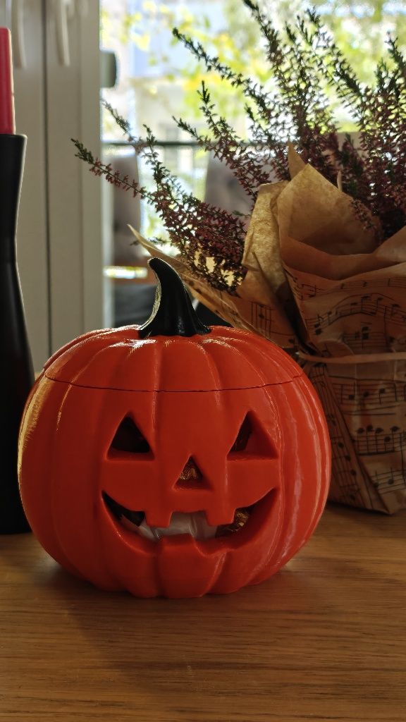 Pojemnik / lampa Halloweenowa w kształcie dyni z wieczkiem