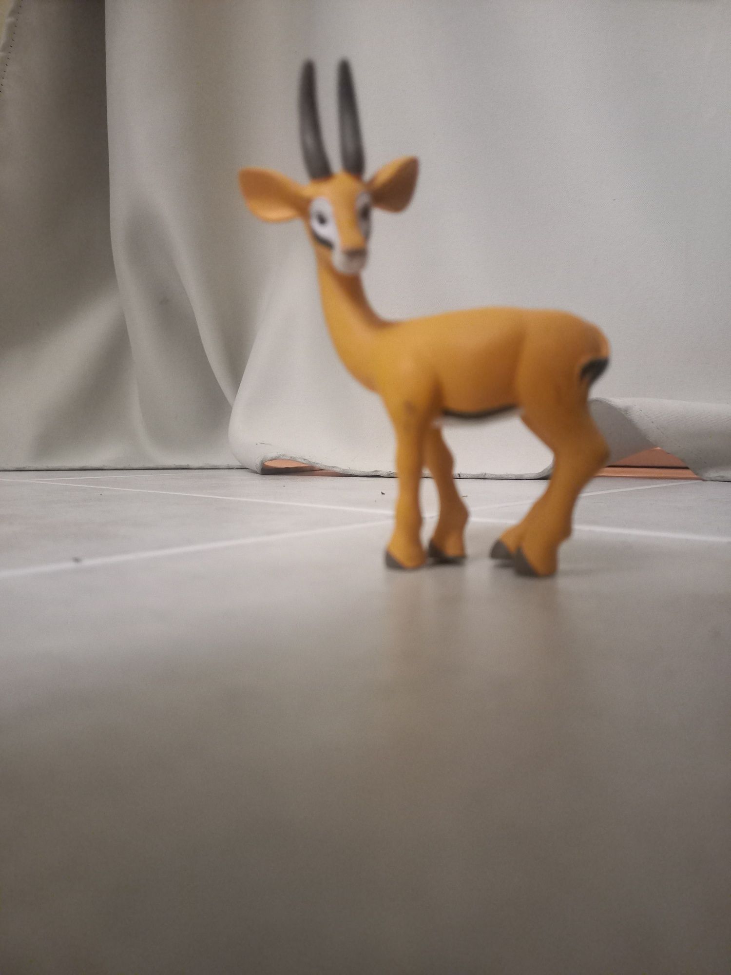 Figuras de animais, gazela e urso
