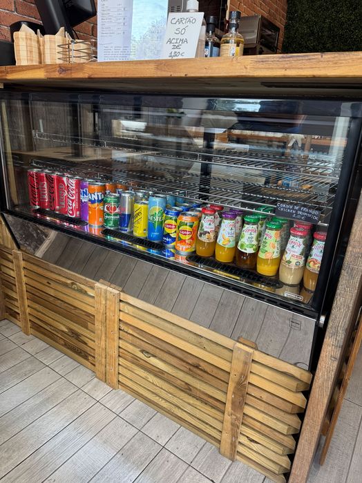 Vitrina refrigerada 200L encastrada