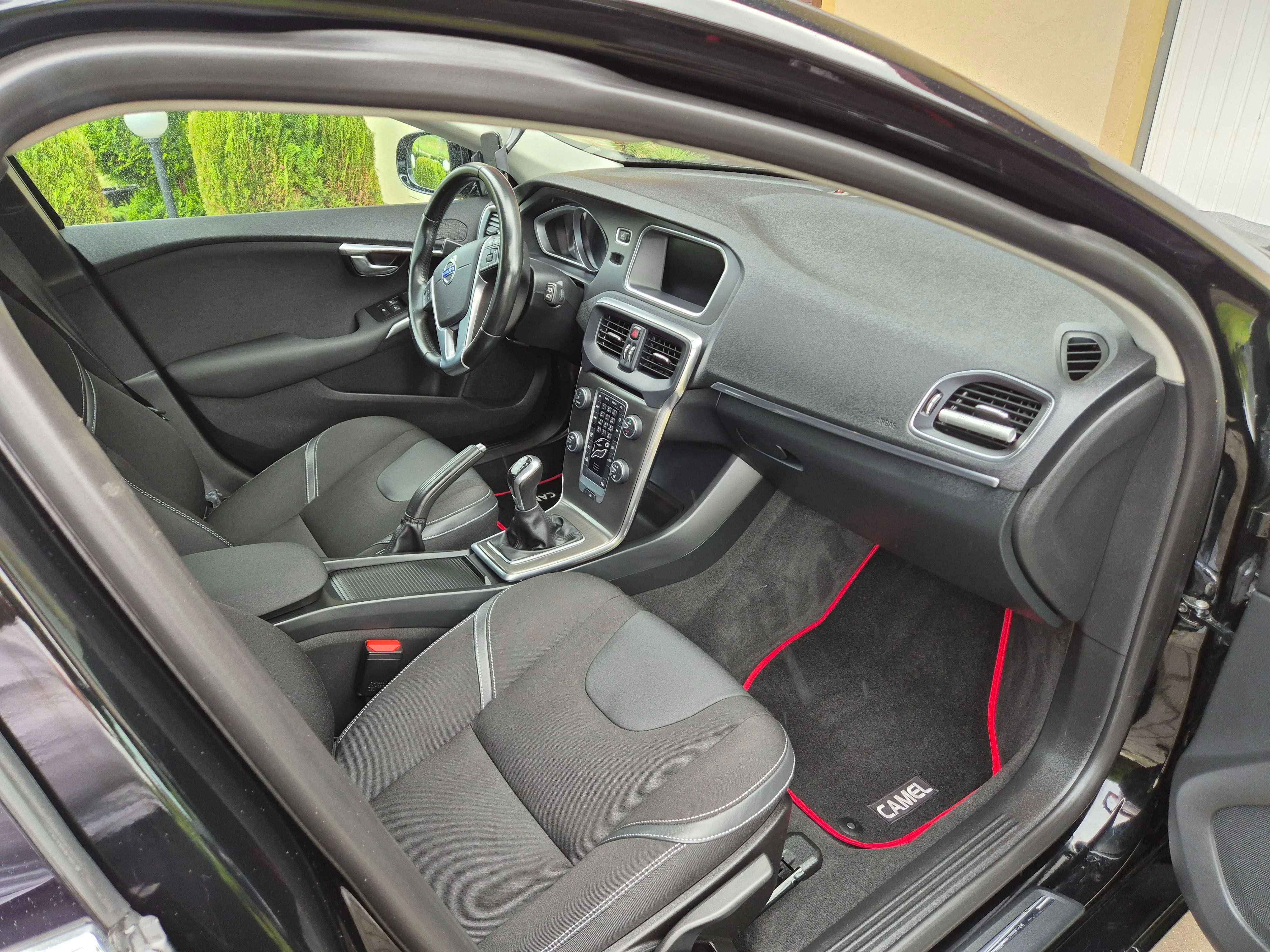 VOLVO V40 T3 Momentum