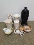 Zestaw ceramicznych porcelanowych kolekcjonerskich naczyń przedmiotów