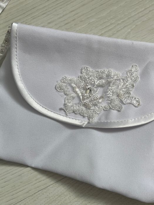 Dziewczęca alba komunijna z akcesoriami