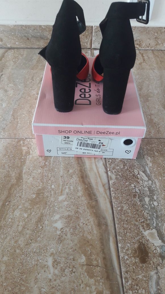 Buty na klocku czerwono- czarne rozmiar 39cm dł. wkładki 25cm