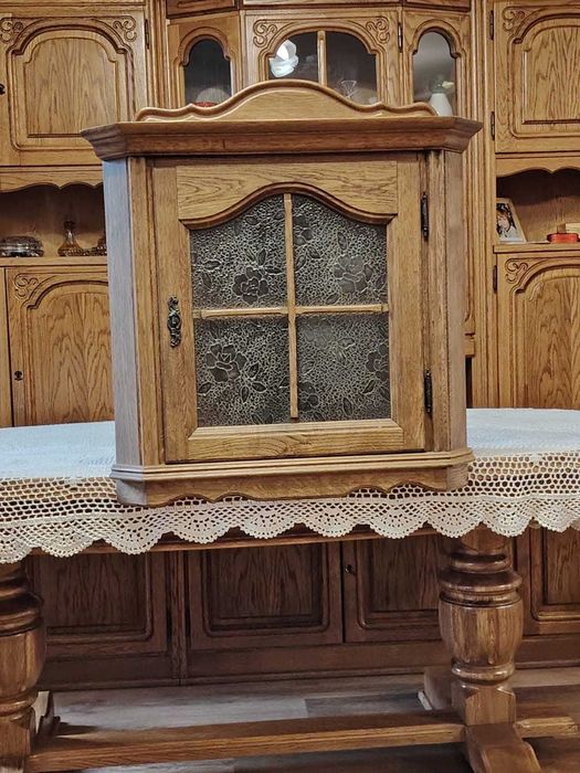 Narożna dębowa przeszklona wisząca szafka