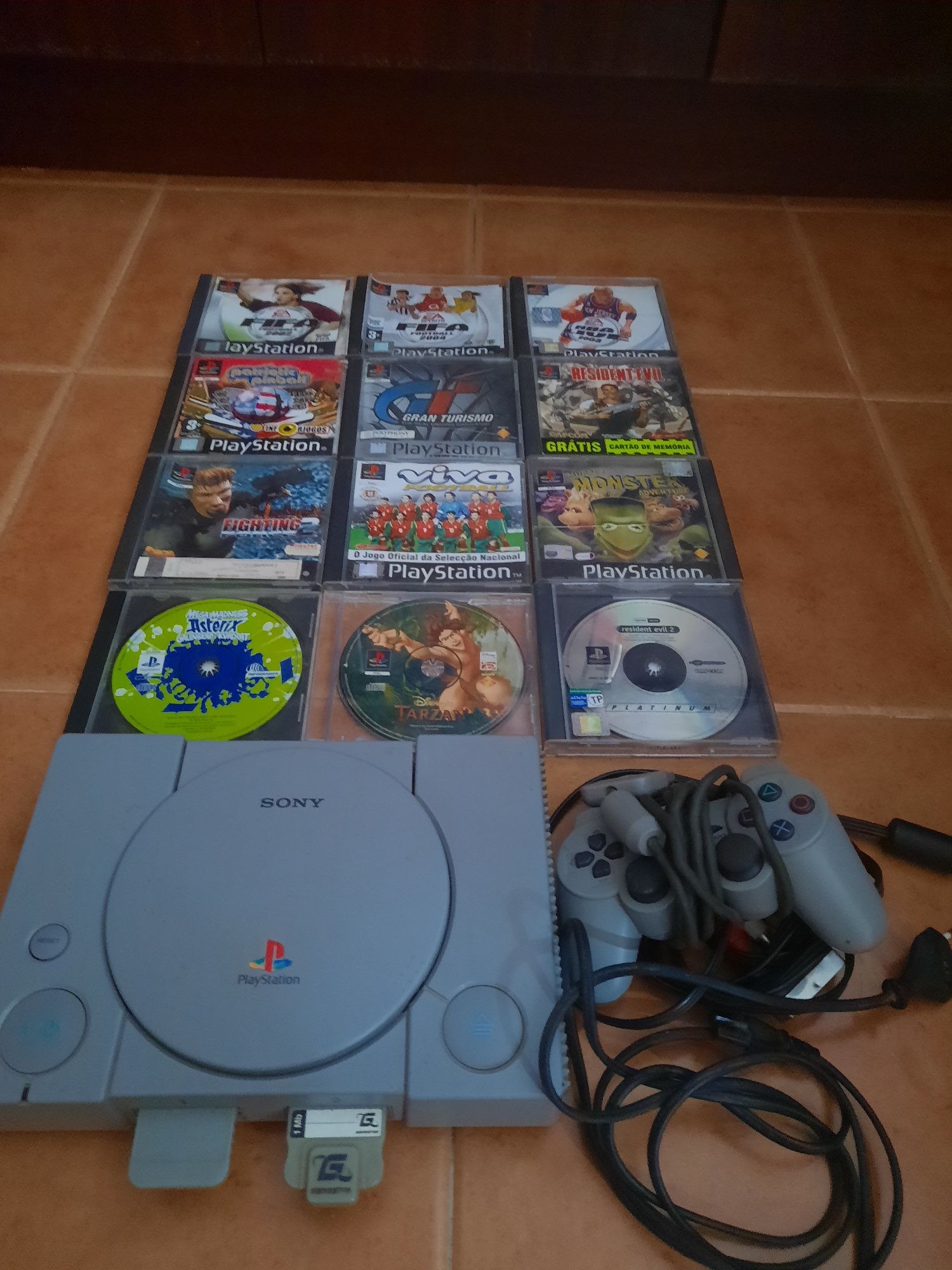 Playstation 1 com comando mais 12 jogos