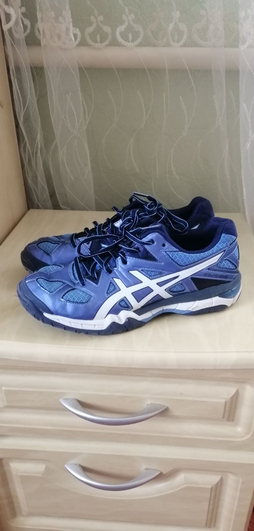 Кросівки ASICS..