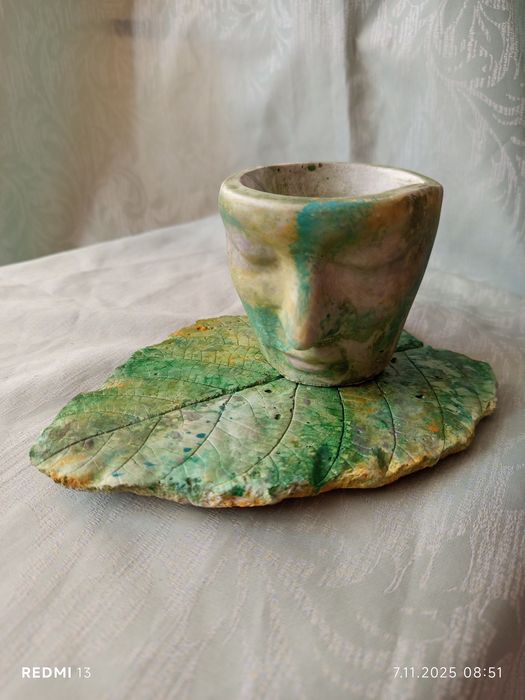 Doniczka ozdobna twarz buzia i liść rękodzieło beton