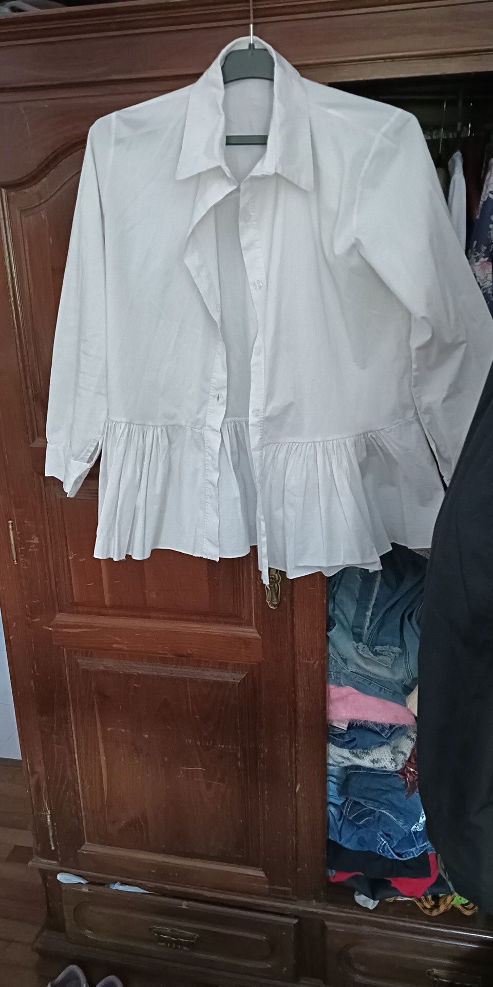 Camisa branca com folhos
