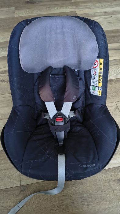 Fotelik samochodowy Maxi Cosi 9-18 kg z bazą.