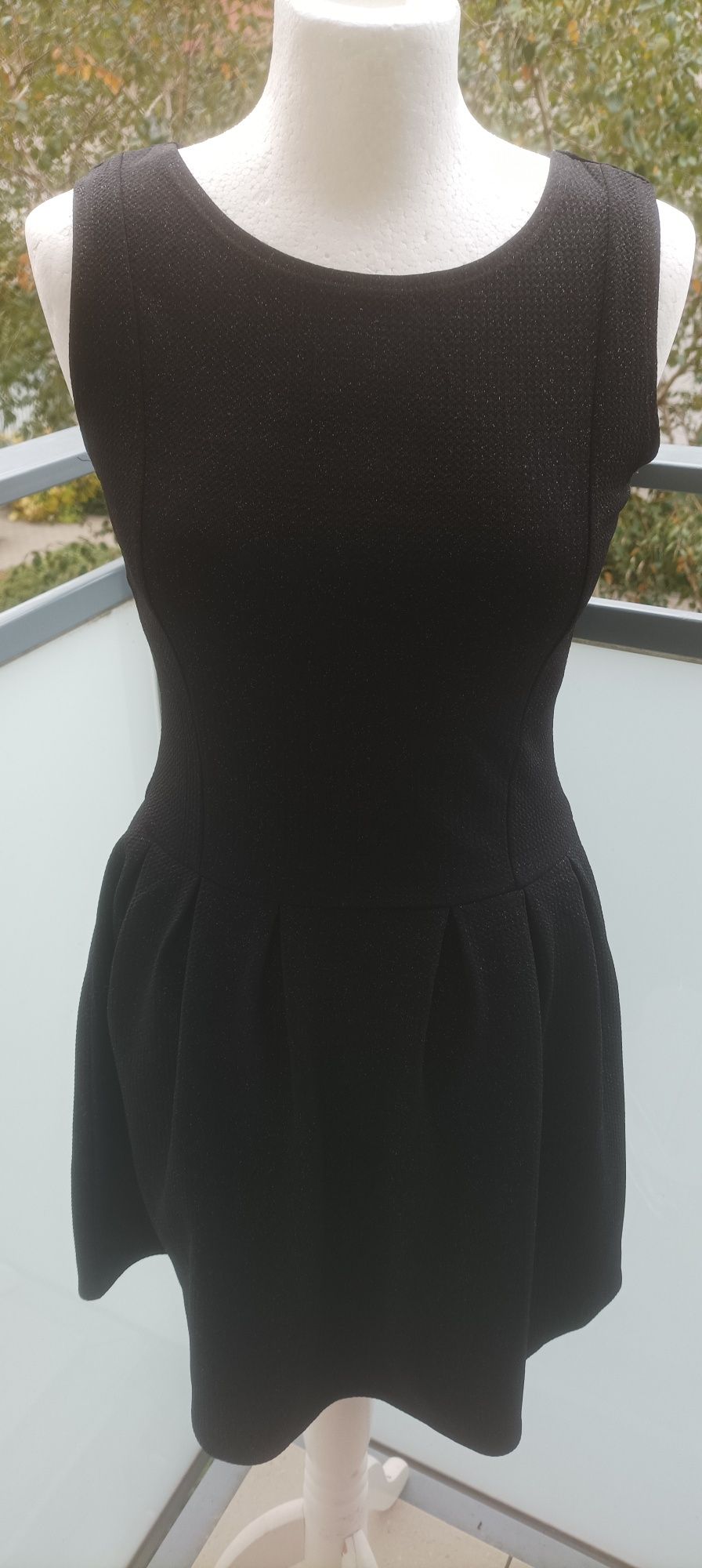 Czarna sukienka rozkloszowana z ozdobną srebrno brokatową nitką
