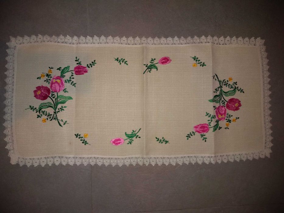 Haftowany lniany obrus, bieżnik